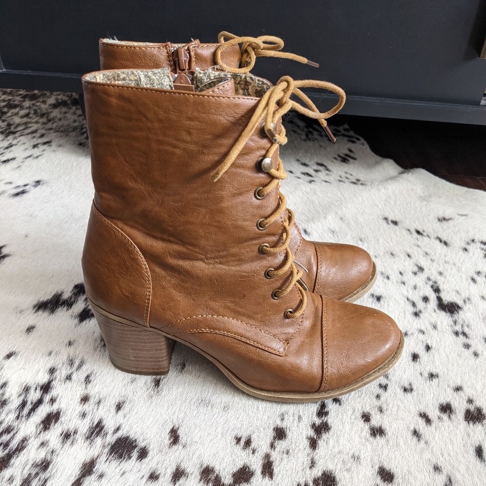 Bucco Cepensis tie up healed booties, SZ 8.5